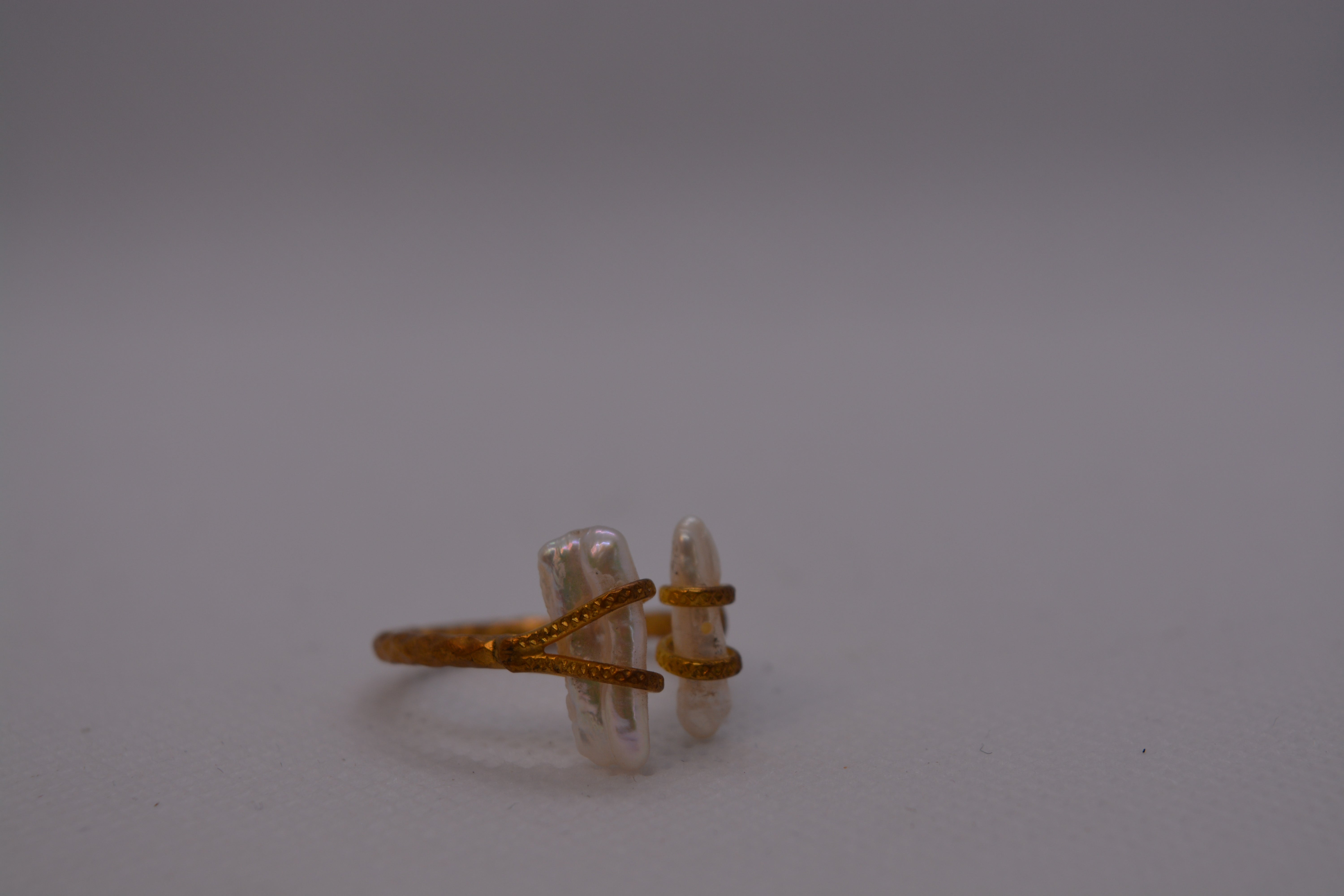 Anello dorato con perle di fiume